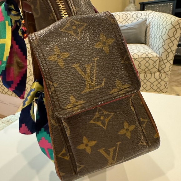 Louis Vuitton Excentri-Cité Handbag - Picture 7 of 16